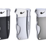 Silver Match pypkių žiebtuvėlis su integruotais pypkės įrankiais baltame fone