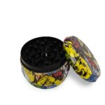 grinderis, atidarytas, matyti aštrūs metaliniai dantukai.