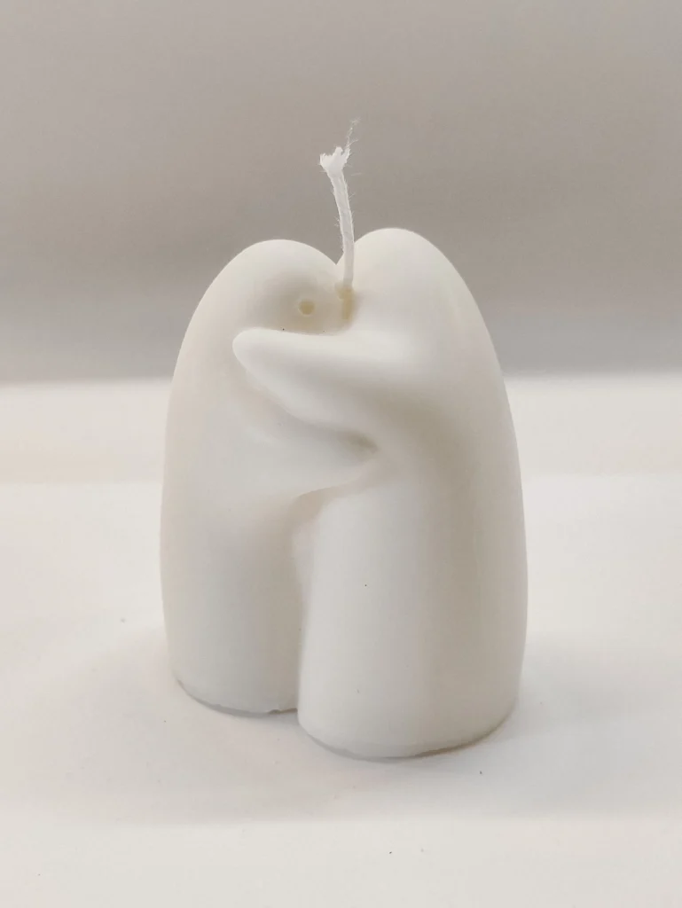 Apkabinimo formos dekoratyvinė žvakė Hugs Candle