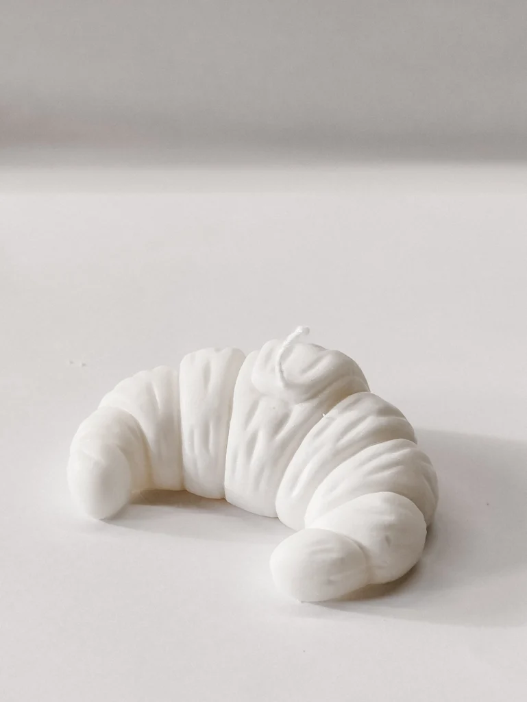 Kruasano formos dekoratyvinė žvakė Croissant Candle