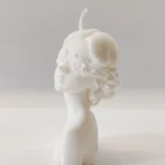 Rankų darbo mergaitės su gėlėmis žvakė iš Belgijos