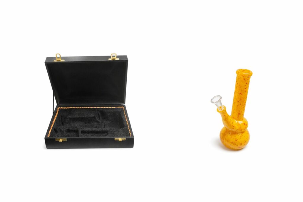 Oranžinis su juodais akcentais