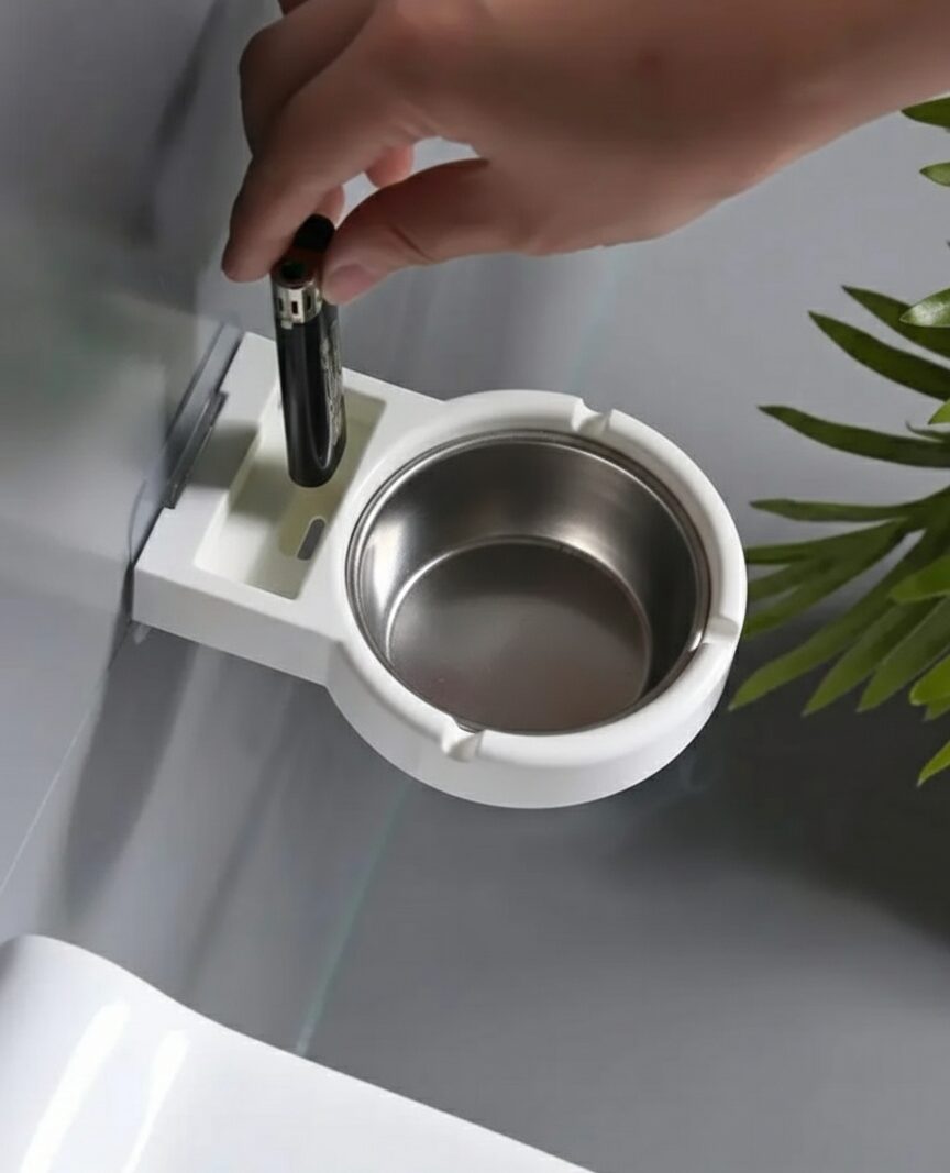 Pakabinama peleninė su vieta cigarečiu pakeliui ir žiebtuvėliui