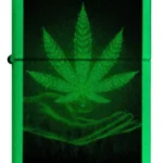 Zippo Glow‑in‑the‑Dark Weed Design – Metalinis žiebtuvėlis